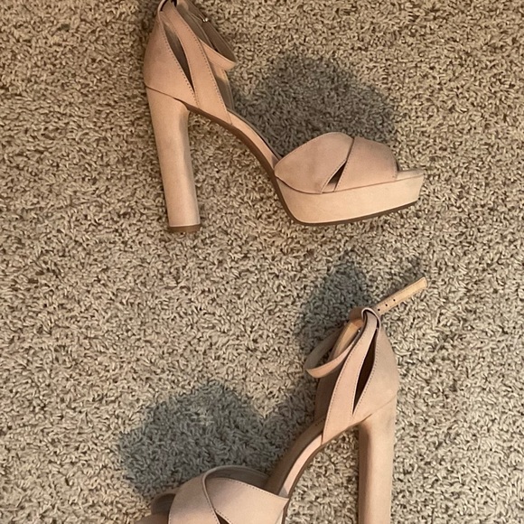 Gianni Bini nude colored heels - size 8.5M - Picture 2 of 6